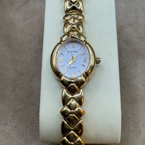 Vintage Givenchy Gold Women's Watch with Roman Numerals - Picture 4 of 7